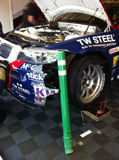 Tom Coronel rijdt schade na afsnijden chicane, Chevrolet zet de toon